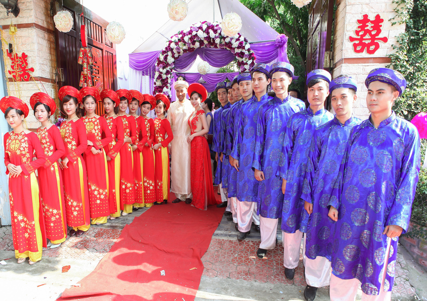 Chuẩn bị phong bao lì xì cho đội bưng lễ trong đám hỏi 