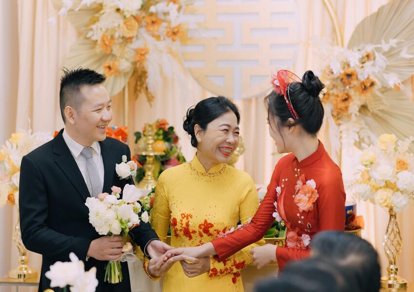 Mẹ tặng quà chúc mừng đám cưới hai con
